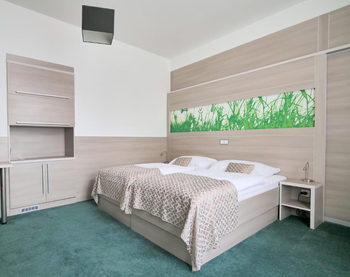 Hotel Zlata Hvezda Литомишль Экстерьер фото