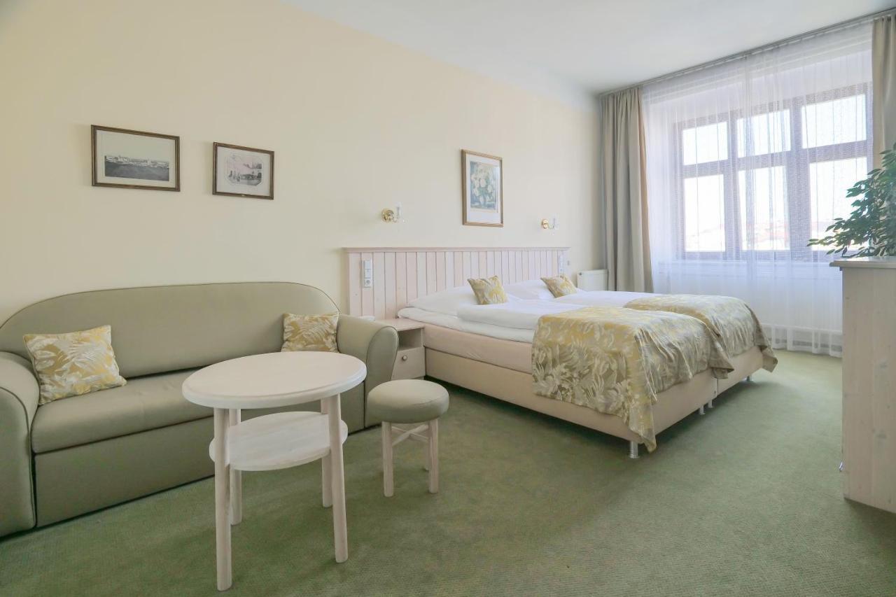Hotel Zlata Hvezda Литомишль Экстерьер фото