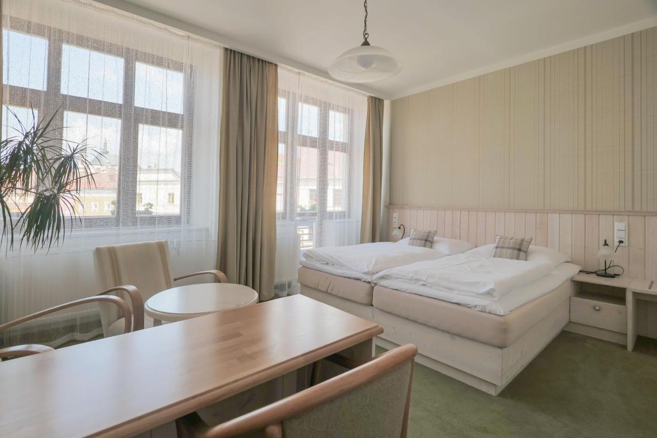 Hotel Zlata Hvezda Литомишль Экстерьер фото