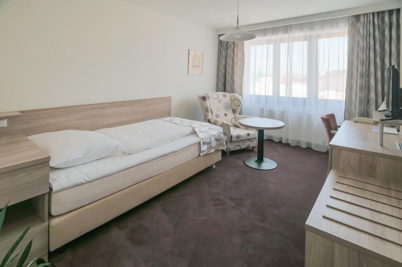 Hotel Zlata Hvezda Литомишль Экстерьер фото