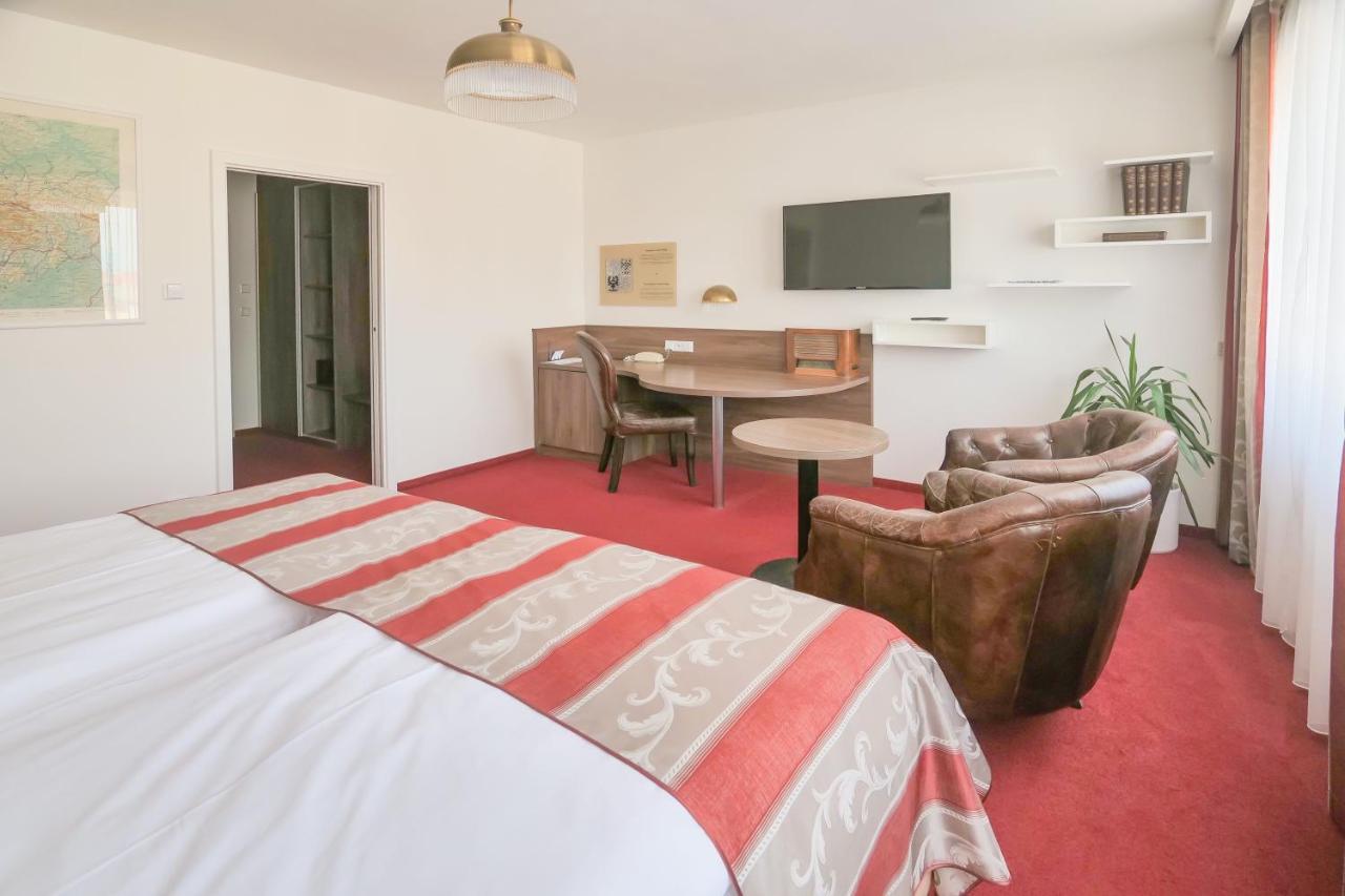 Hotel Zlata Hvezda Литомишль Экстерьер фото