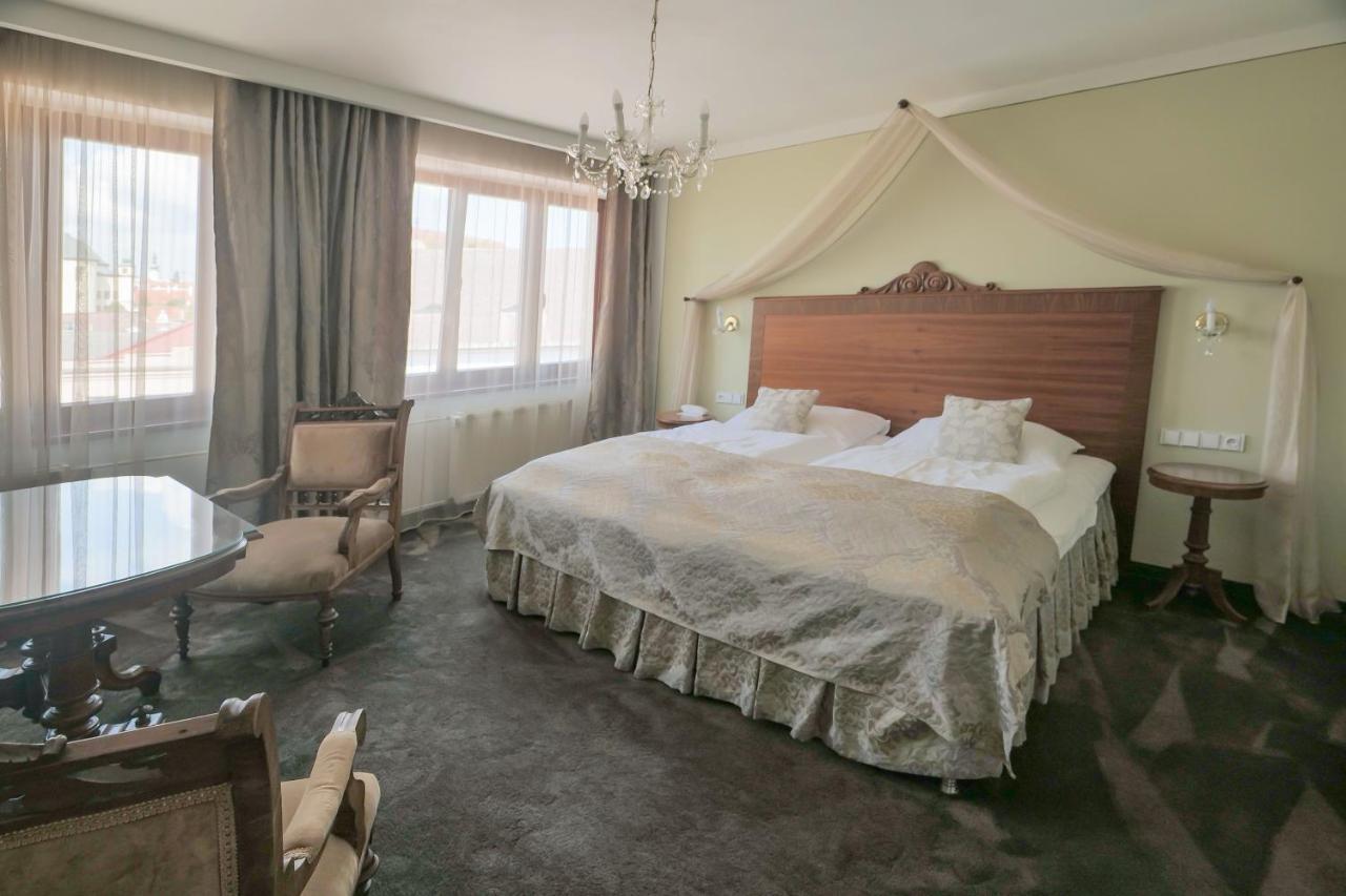 Hotel Zlata Hvezda Литомишль Экстерьер фото