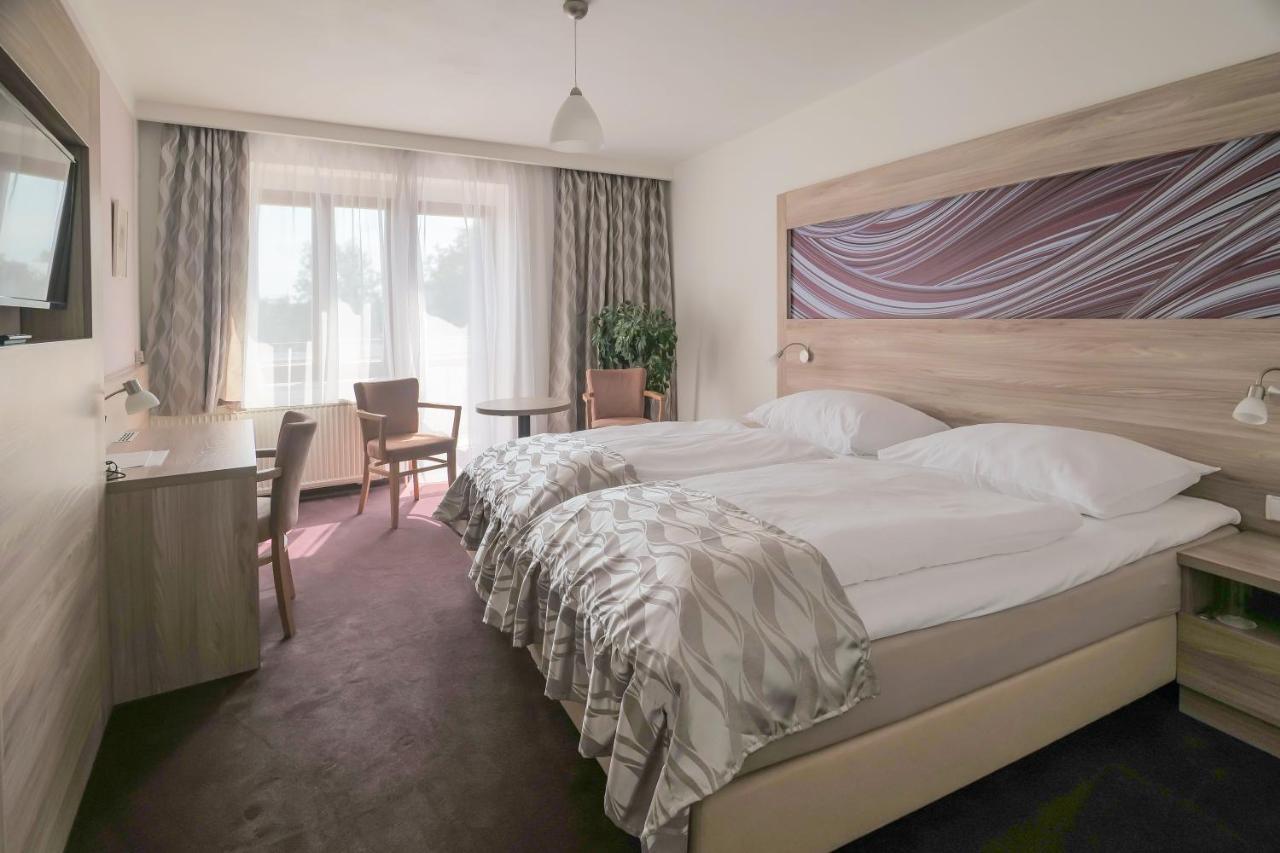 Hotel Zlata Hvezda Литомишль Экстерьер фото