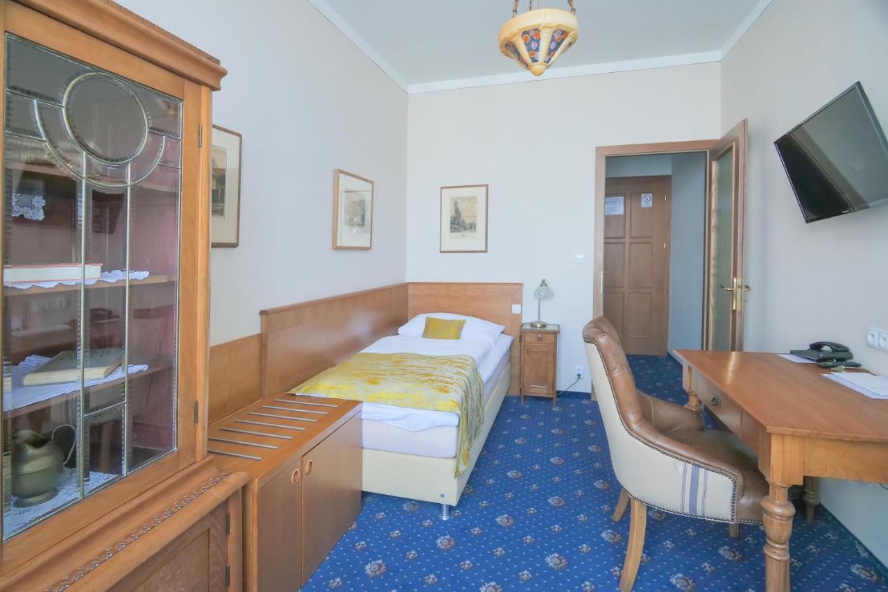 Hotel Zlata Hvezda Литомишль Экстерьер фото